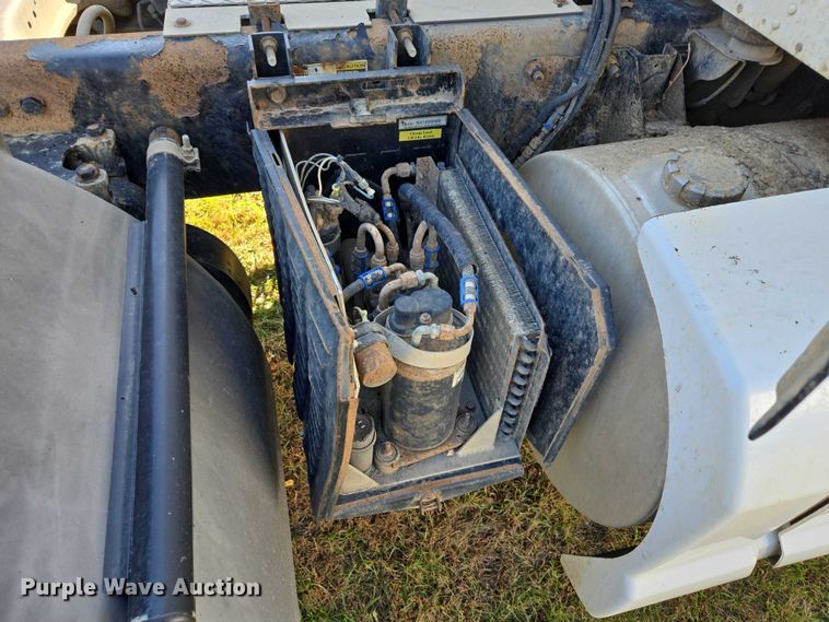 image for item ES2516 2012 Kenworth T660 semi truck