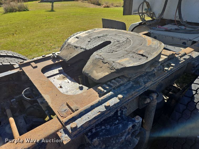 image for item ES2516 2012 Kenworth T660 semi truck