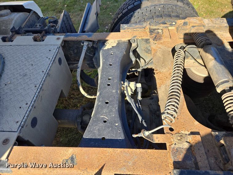 image for item ES2516 2012 Kenworth T660 semi truck