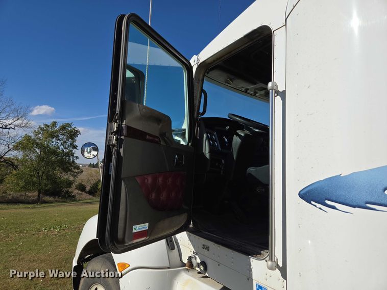 image for item ES2516 2012 Kenworth T660 semi truck