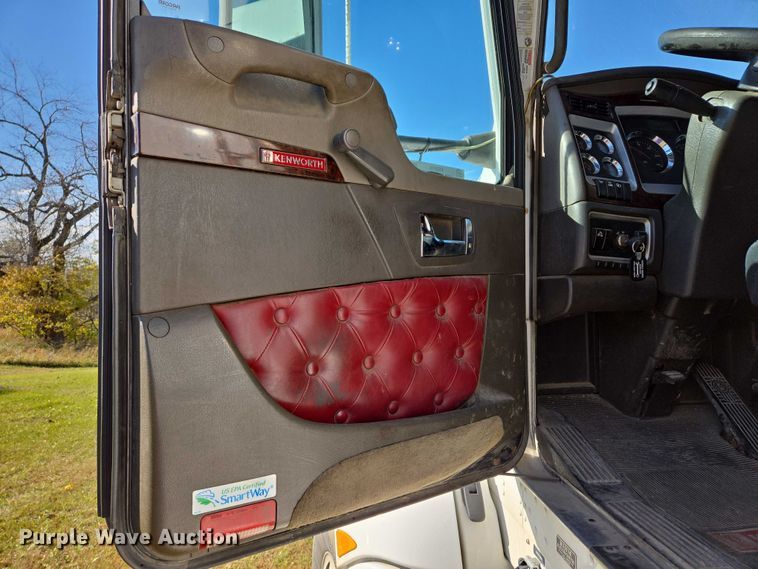 image for item ES2516 2012 Kenworth T660 semi truck