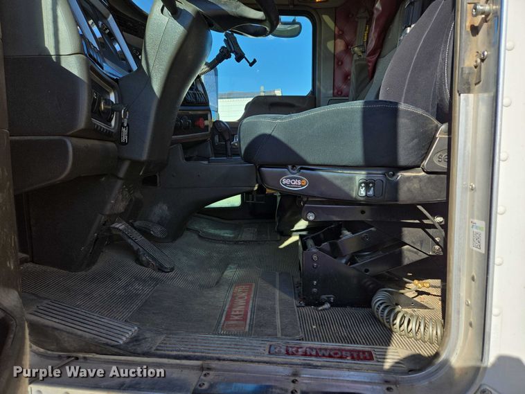 image for item ES2516 2012 Kenworth T660 semi truck