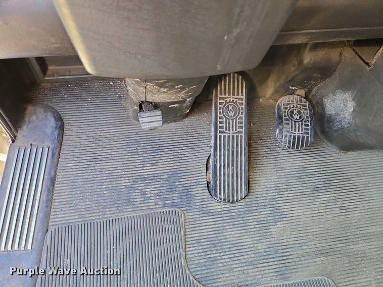 image for item ES2516 2012 Kenworth T660 semi truck