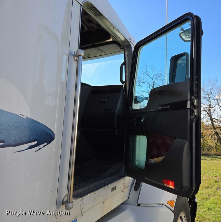 image for item ES2516 2012 Kenworth T660 semi truck