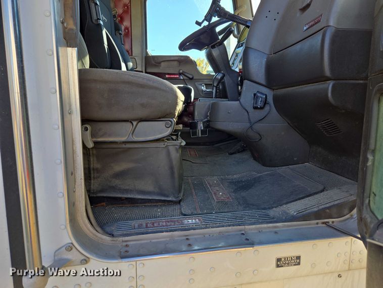 image for item ES2516 2012 Kenworth T660 semi truck