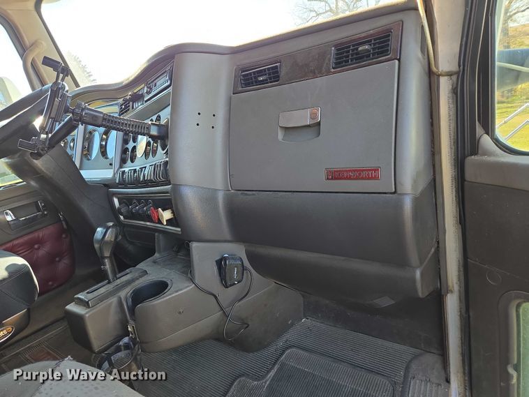 image for item ES2516 2012 Kenworth T660 semi truck