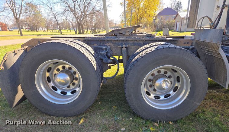 image for item ES2516 2012 Kenworth T660 semi truck