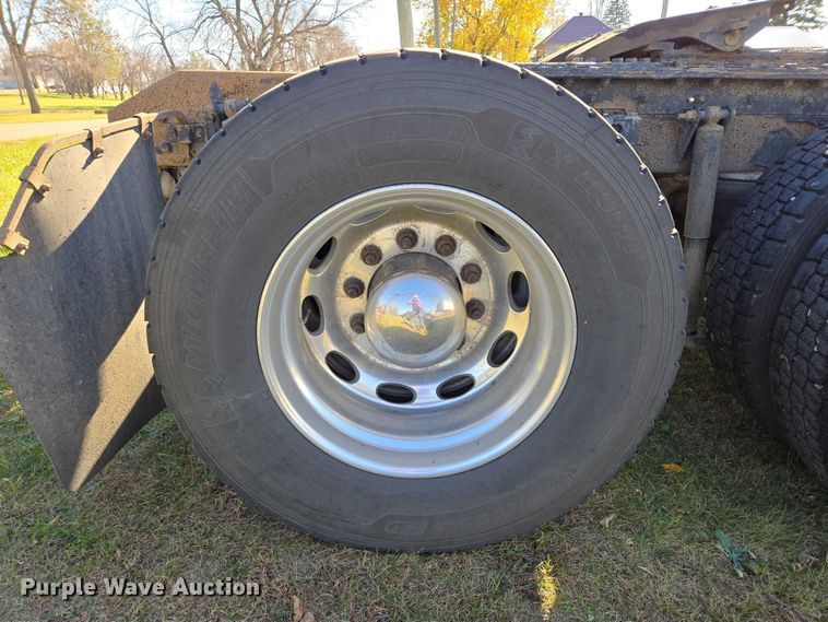 image for item ES2516 2012 Kenworth T660 semi truck