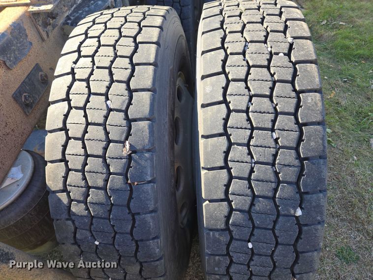 image for item ES2516 2012 Kenworth T660 semi truck