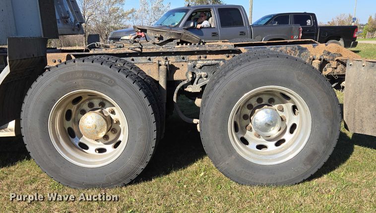 image for item ES2516 2012 Kenworth T660 semi truck