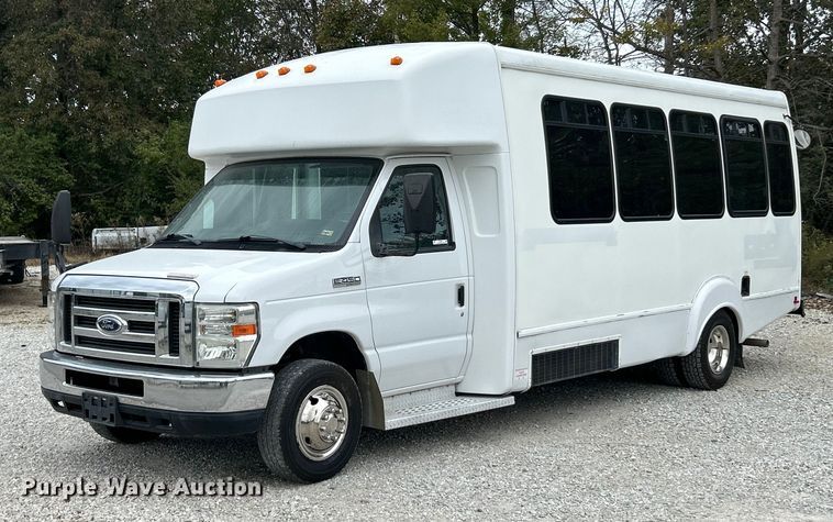image for item ET3397 2009 Ford E450 Super Duty shuttle bus