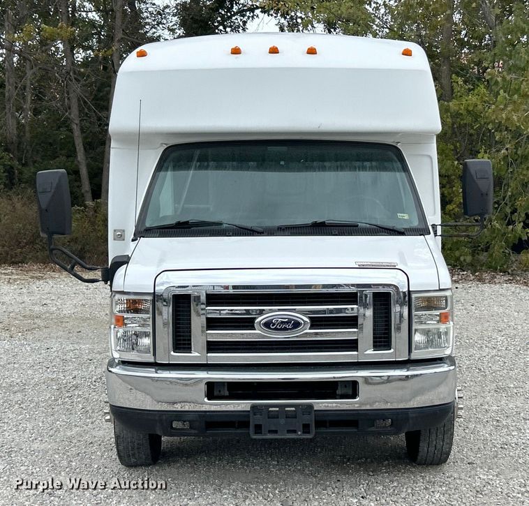 image for item ET3397 2009 Ford E450 Super Duty shuttle bus