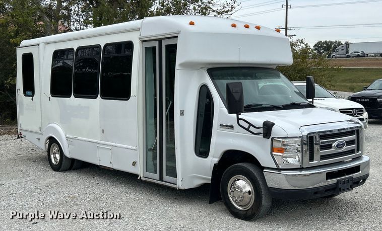 image for item ET3397 2009 Ford E450 Super Duty shuttle bus