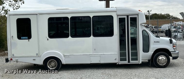 image for item ET3397 2009 Ford E450 Super Duty shuttle bus