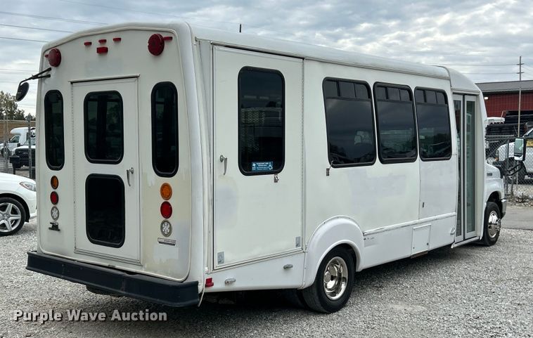 image for item ET3397 2009 Ford E450 Super Duty shuttle bus