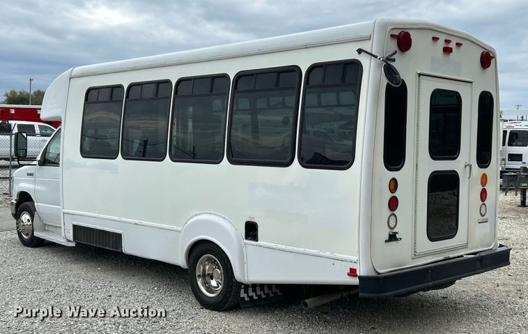 image for item ET3397 2009 Ford E450 Super Duty shuttle bus