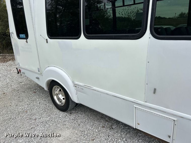 image for item ET3397 2009 Ford E450 Super Duty shuttle bus