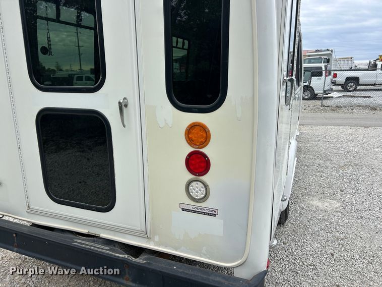 image for item ET3397 2009 Ford E450 Super Duty shuttle bus