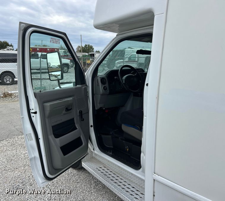 image for item ET3397 2009 Ford E450 Super Duty shuttle bus