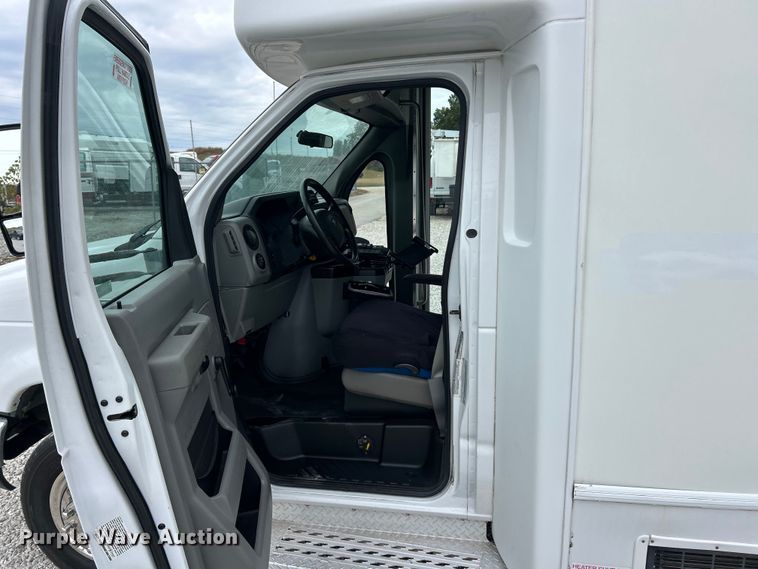 image for item ET3397 2009 Ford E450 Super Duty shuttle bus