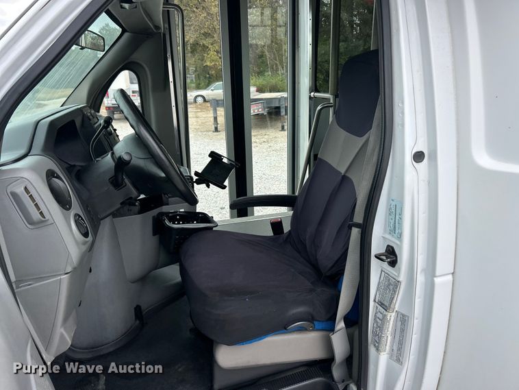 image for item ET3397 2009 Ford E450 Super Duty shuttle bus