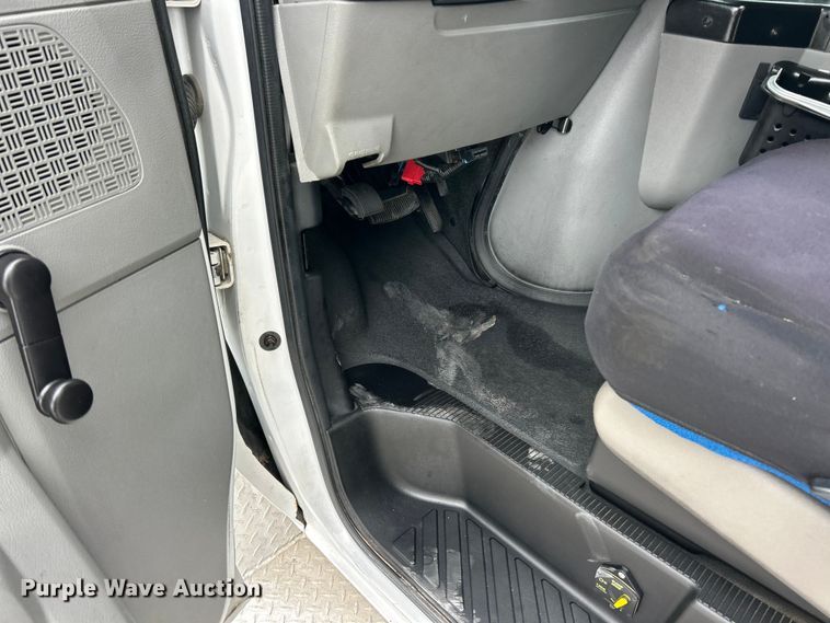 image for item ET3397 2009 Ford E450 Super Duty shuttle bus