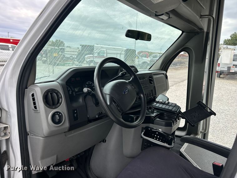 image for item ET3397 2009 Ford E450 Super Duty shuttle bus