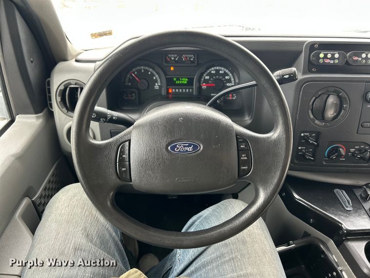 image for item ET3397 2009 Ford E450 Super Duty shuttle bus