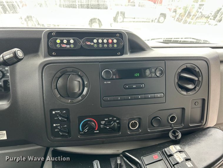 image for item ET3397 2009 Ford E450 Super Duty shuttle bus