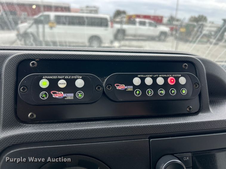 image for item ET3397 2009 Ford E450 Super Duty shuttle bus