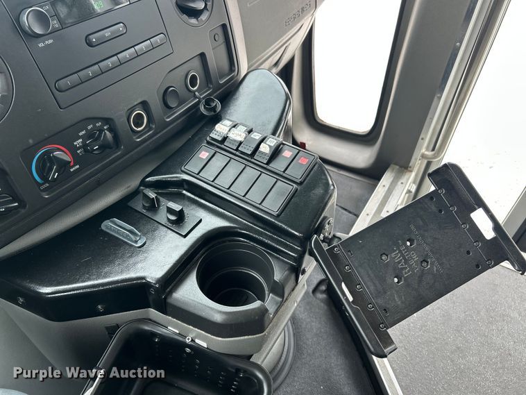 image for item ET3397 2009 Ford E450 Super Duty shuttle bus