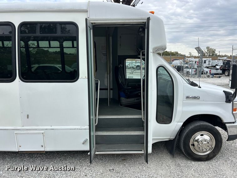 image for item ET3397 2009 Ford E450 Super Duty shuttle bus