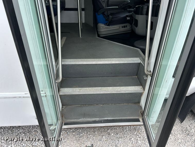 image for item ET3397 2009 Ford E450 Super Duty shuttle bus