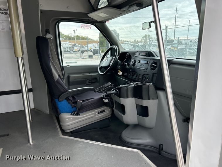 image for item ET3397 2009 Ford E450 Super Duty shuttle bus