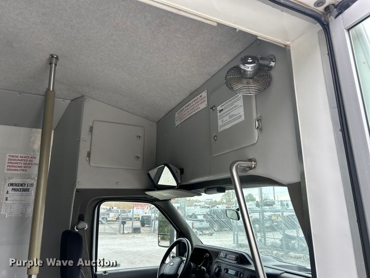 image for item ET3397 2009 Ford E450 Super Duty shuttle bus