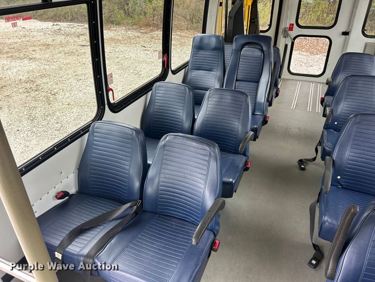 image for item ET3397 2009 Ford E450 Super Duty shuttle bus