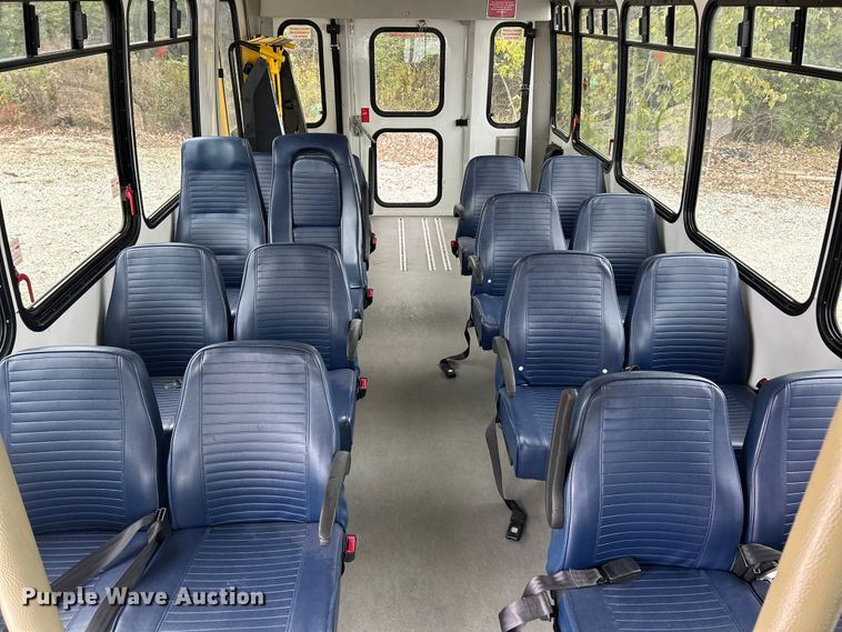 image for item ET3397 2009 Ford E450 Super Duty shuttle bus