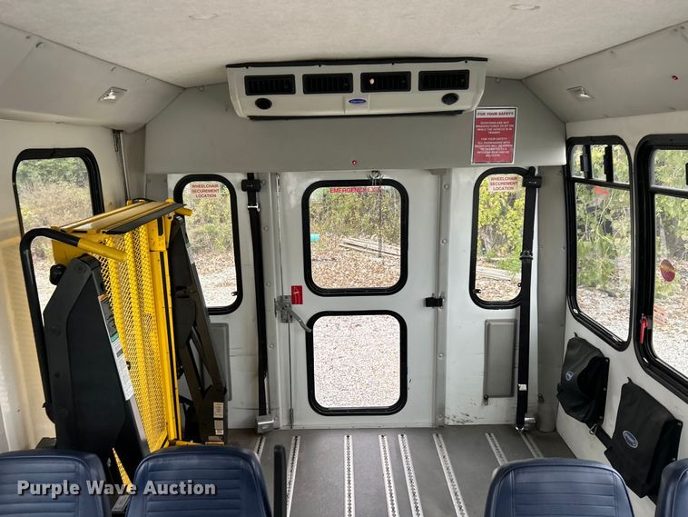 image for item ET3397 2009 Ford E450 Super Duty shuttle bus