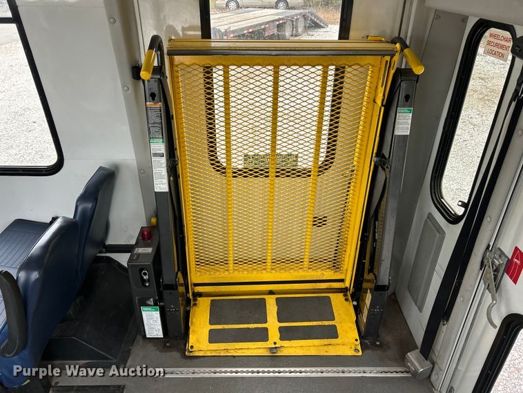 image for item ET3397 2009 Ford E450 Super Duty shuttle bus