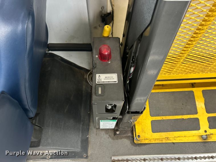 image for item ET3397 2009 Ford E450 Super Duty shuttle bus