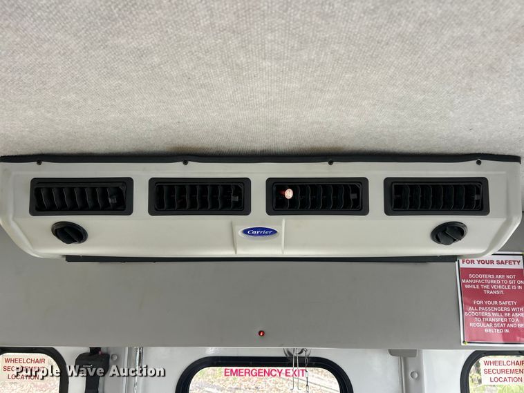 image for item ET3397 2009 Ford E450 Super Duty shuttle bus