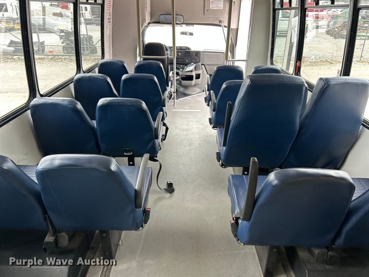 image for item ET3397 2009 Ford E450 Super Duty shuttle bus