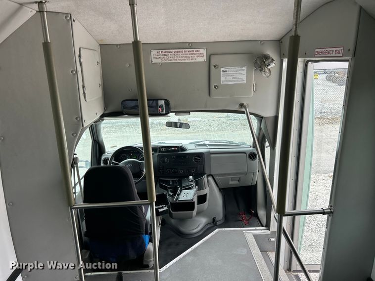 image for item ET3397 2009 Ford E450 Super Duty shuttle bus