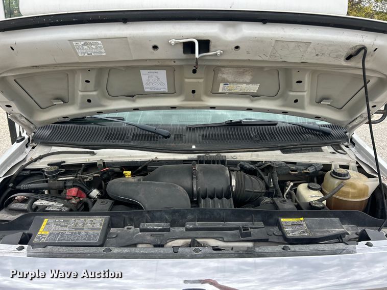 image for item ET3397 2009 Ford E450 Super Duty shuttle bus