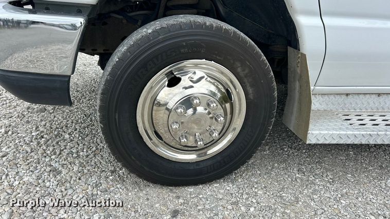 image for item ET3397 2009 Ford E450 Super Duty shuttle bus