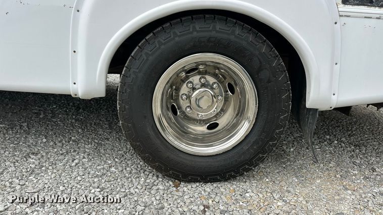 image for item ET3397 2009 Ford E450 Super Duty shuttle bus