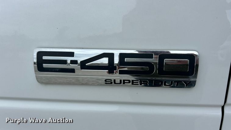 image for item ET3397 2009 Ford E450 Super Duty shuttle bus