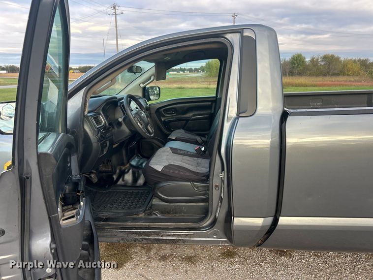 image for item ET6568 2017 Nissan Titan pickup truck