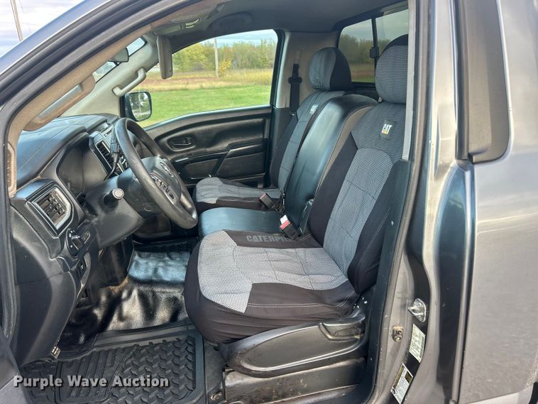 image for item ET6568 2017 Nissan Titan pickup truck