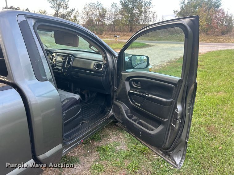 image for item ET6568 2017 Nissan Titan pickup truck